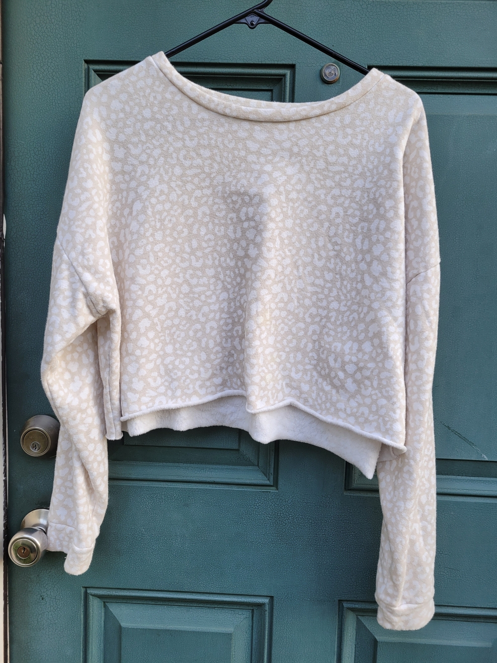Colsie Cream Leopard Cropped Sweatshirt
